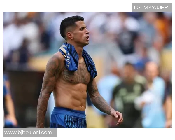 坎塞洛的足球之路：从天才少年到世界级后卫的成长历程与挑战